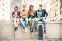 smartphone-jeunes-oneinchpuch-AdobeStock