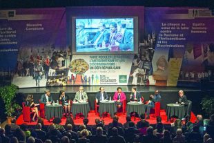 Hélène Geoffroy a fait
de la lutte contre les discriminations un axe
de la politique de
la ville de Vaulx-en-Velin dont elle est maire.
Ici (au centre, à côté de François Hollande), lors du colloque « bilan d’étape », organisé le 7 février.