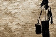 Pochoir mural femme avec valise