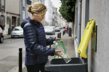 femme jetat bouteille plastique bac jaune B