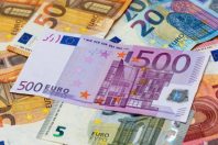Billet de 500 euros parmi des billets de 50, 20, 10 et 5 euros argent