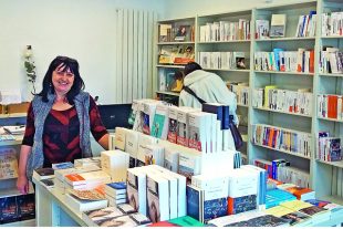 Pari réussi à Bonneville, en Haute-Savoie, où Sophie Wilhelm a pu ouvrir sa libraire Lettres libres en 2018, bénéficiant d’un loyer peu élevé.