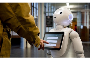 Le robot d'accueil Pepper utilisé au Smithsonian Institute à Washington, DC.