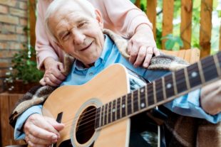 musique-guitare-personneagee-LIGHTFIELD STUDIOS-AdobeStock