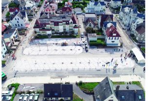 Le revêtement du parking est constitué d’éco-pavés drainants à base de coquilles Saint-Jacques, permettant d’alimenter, en dessous, un bassin d’infiltration.
