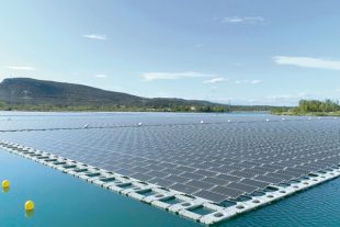 La plus grande ferme solaire flottante d'Europe est implantée sur un lac communal du Vaucluse