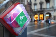 Un défibrillateur automatisé externe (DAE)