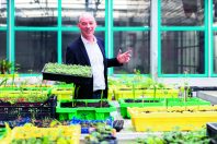 Dominique Barreau, chef de projet "agriculture et alimentation" à Nantes métropole, sous les serres de la ferme urbaine de l'Agronaute, située dans l'ancien MIN sur l'île de Nantes.
