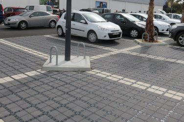Le réaménagement d'un parking à Port-Leucate a permis d'intégrer un système d'infiltration au sol des eaux pluviales.