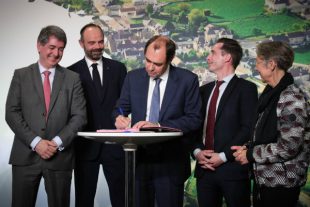Signature des deux premiers protocole d'accord entre l'Etat et les régions Centre Val de Loire et Grand Est, le 20 février 2020 à Girancourt.