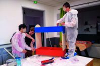 Les jeunes résidents des foyers ont parfois construit le mobilier de leur coin lecture. Ici à Martigues, avec l’association des Compagnons bâtisseurs.