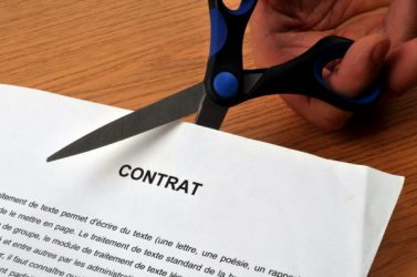 Contrat coupé avec des ciseaux
