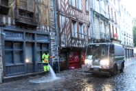 Sur les 3 000 m³ d’eau nécessaire au nettoyage des rues de Rennes, 2 000 viennent d’eaux de piscine récupérées.