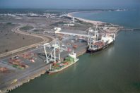ING02_Le_Verdon_Container_ships