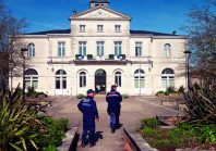 Policiers municipaux, aides à domicile… Des agents plus exposés que d’autres