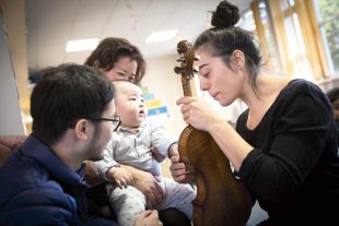 Dans le cadre de la politique culturelle Hisse et Oh ! l'artiste Lorhanne DA CUNHA circassienne et musicienne est intervenue au centre de Protection Maternelle et Infantile (PMI) Les Marnaudes a Rosny-sous-Bois.