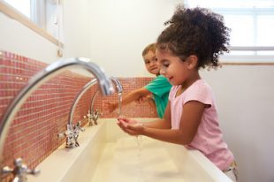 enfants lavage mains