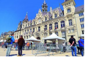 A Charleville-Mézières, la place de l’Hôtel-de-Ville, refaite, a accueilli son tout premier marché de producteurs locaux le 15 mai 2020.