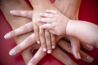 famille équipe mains enfant