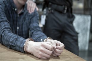 menottes arrestation