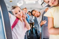 Des élèves se rendant à l'école en bus scolaire