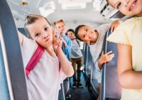 Des élèves se rendant à l'école en bus scolaire