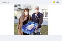 « A Toulouse, équipés de véhicules frigorifiques, les
postiers livrent chaque jour des repas aux seniors. »