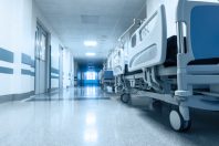 hôpital couloir lit