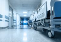 hôpital couloir lit