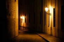 rue-deserte-nuit- fewerton-AdobeStock_208057027