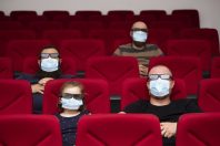 spectacle-public-masque-erika8213-AdobeStock_351544784-600x400