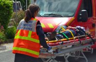 Victime prise en charge par un pompier