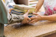 bibliotheque-retrait-livres-Tyler Olson-AdobeStock