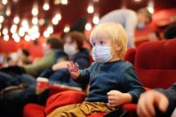 enfant-theatre-masque-EAC-Maria Sbytova-AdobeStock