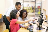 aidant numerique-bibliotheque-Mangostar-AdobeStock_295054981