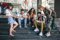 smartphone-jeunes-guruXOX-AdobeStock_393159299