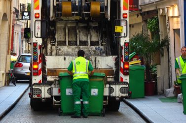 Certains accords locaux, dont des « protocoles service minimum », permettent d’assurer les services essentiels, comme la collecte des déchets.