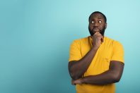 homme avec expression pensive