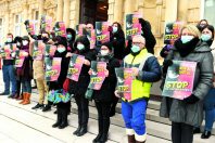 Nombre d’agents manifestent contre le passage aux 1 607 heures. Ici, ceux du Grand Reims, sur le parvis de l’hôtel de ville de Reims, le 9 février.