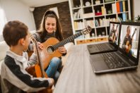 cours-musique-ligne-Mediteraneo-AdobeStock_364590612