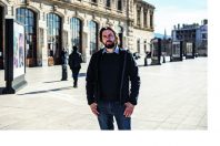 Jean-Laurent CASSELY, journaliste et essayiste, photographi ici  Marseille.