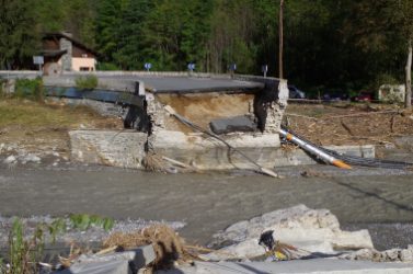 La résilience des réseaux aux aléas climatiques pose la question de la continuité des services essentiels lors de la phase de gestion de crise.