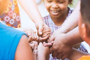 enfants groupe mains