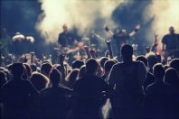 concert-debout-erika8213-AdobeStock_118162714