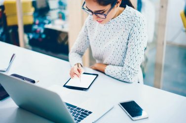 Des collectivités fournissent des tablettes numériques à leurs agents