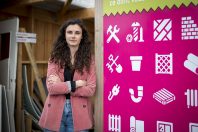 Clémence Mardon, chargée de mission Economie Circulaire chez Kyrielle, le service de déchets ménagers de Saumur Agglopropreté, devant la zone de gratuité de la déchetterie du Clos Bonnet.