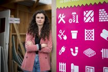 Clémence Mardon, chargée de mission Economie Circulaire chez Kyrielle, le service de déchets ménagers de Saumur Agglopropreté, devant la zone de gratuité de la déchetterie du Clos Bonnet.