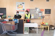 Au Smicval market de Vayres, en Gironde, les utilisateurs peuvent déposer, dans les rayons, les objets réutilisables dont ils se séparent et repartir avec d’autres.