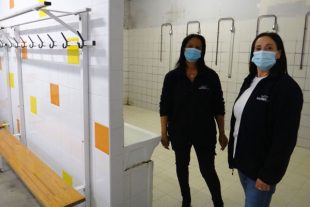 Catherine Lafon et Aicha Larbi sont agentes d’intervention à l'accueil des douches municipales du gymnase Ruffi à Marseille