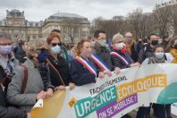 Plusieurs élus locaux manifestent lors de la marche pour le climat du 28 mars dernier à Lille, dont  Christopher Liénard, 
Adjoint au maire aux urgences écologiques et à l'aménagement de Faches Thusmesnil, l'un des 169 signataires de cette tribune.